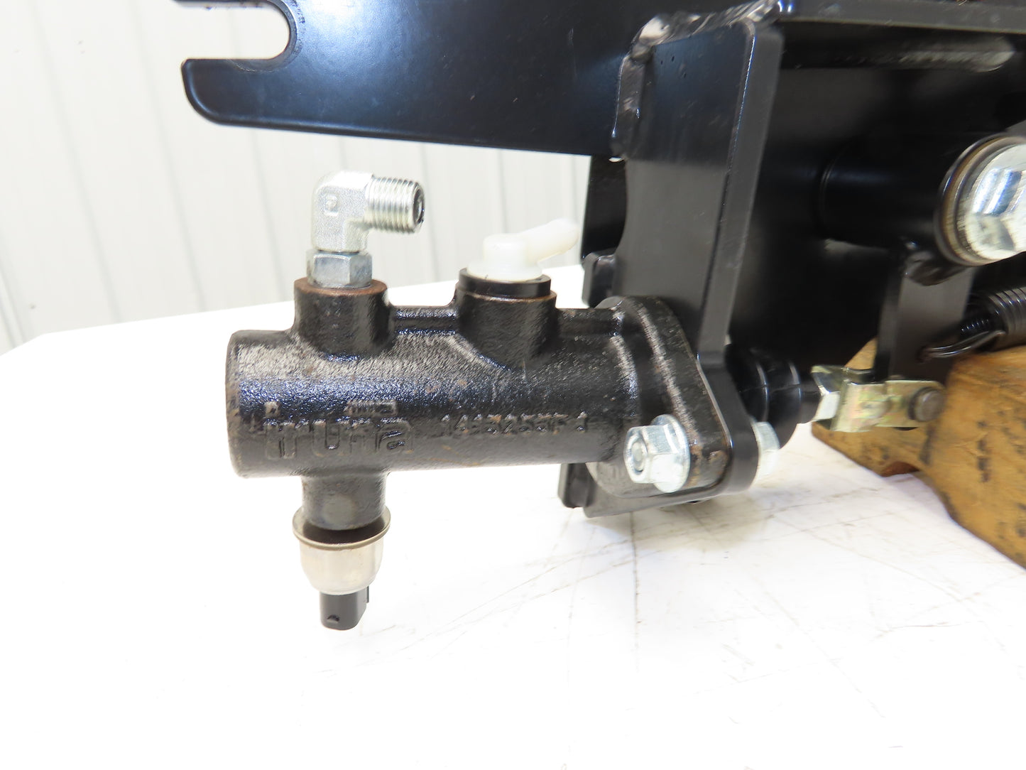 Hyster E80XN Forklift Brake Pedal & Master Cylinder & Bracket Assembly