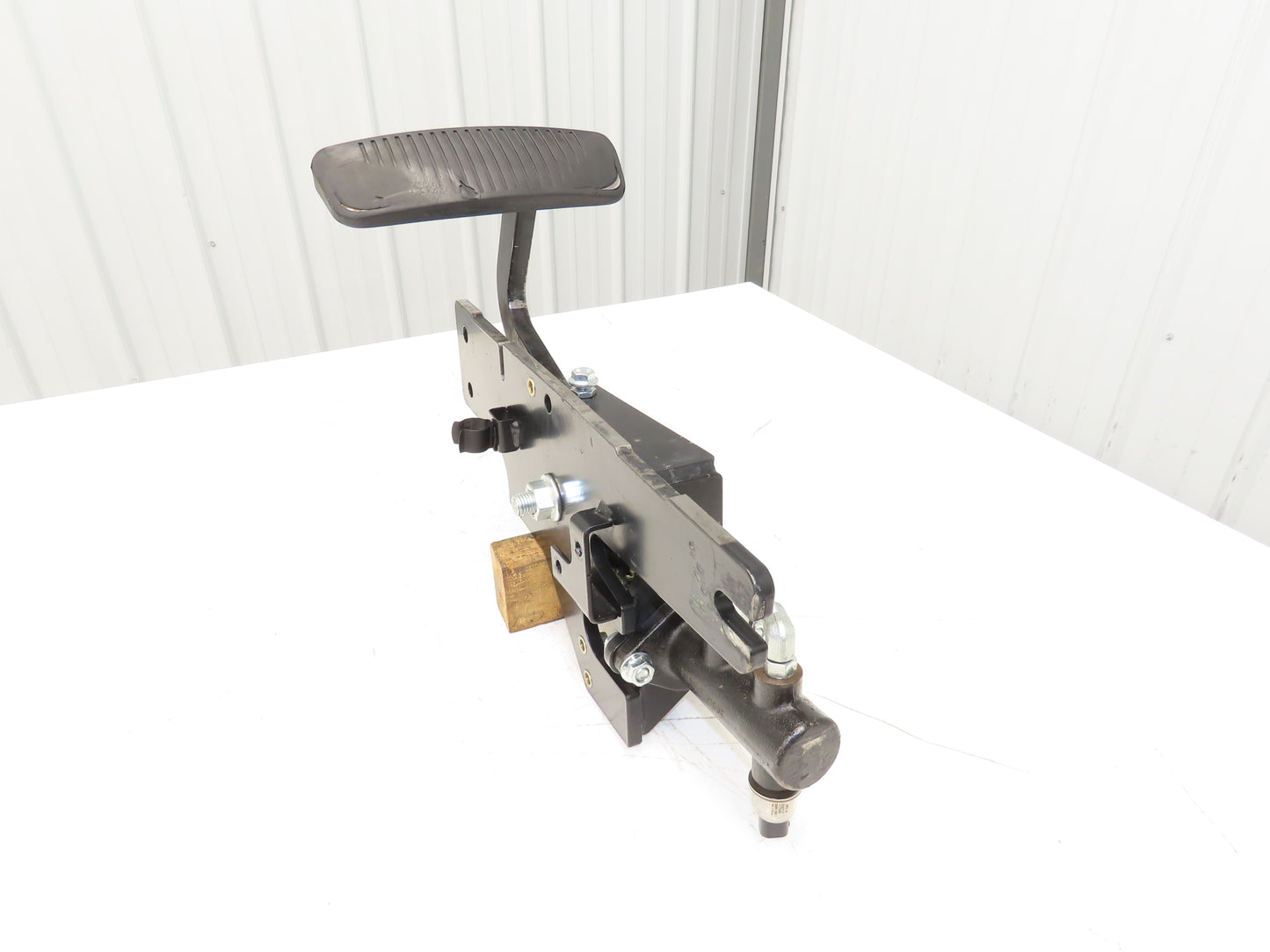 Hyster E80XN Forklift Brake Pedal & Master Cylinder & Bracket Assembly
