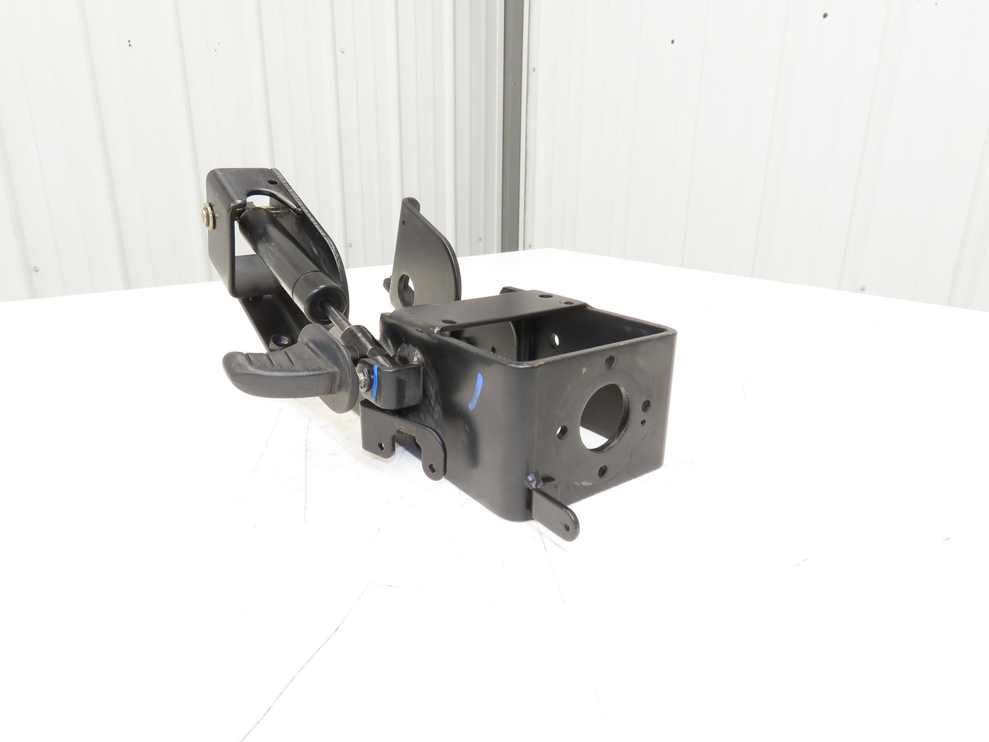Hyster 8808585 Forklift Steering Column Tilt Bracket Assembly Removed From E80XN