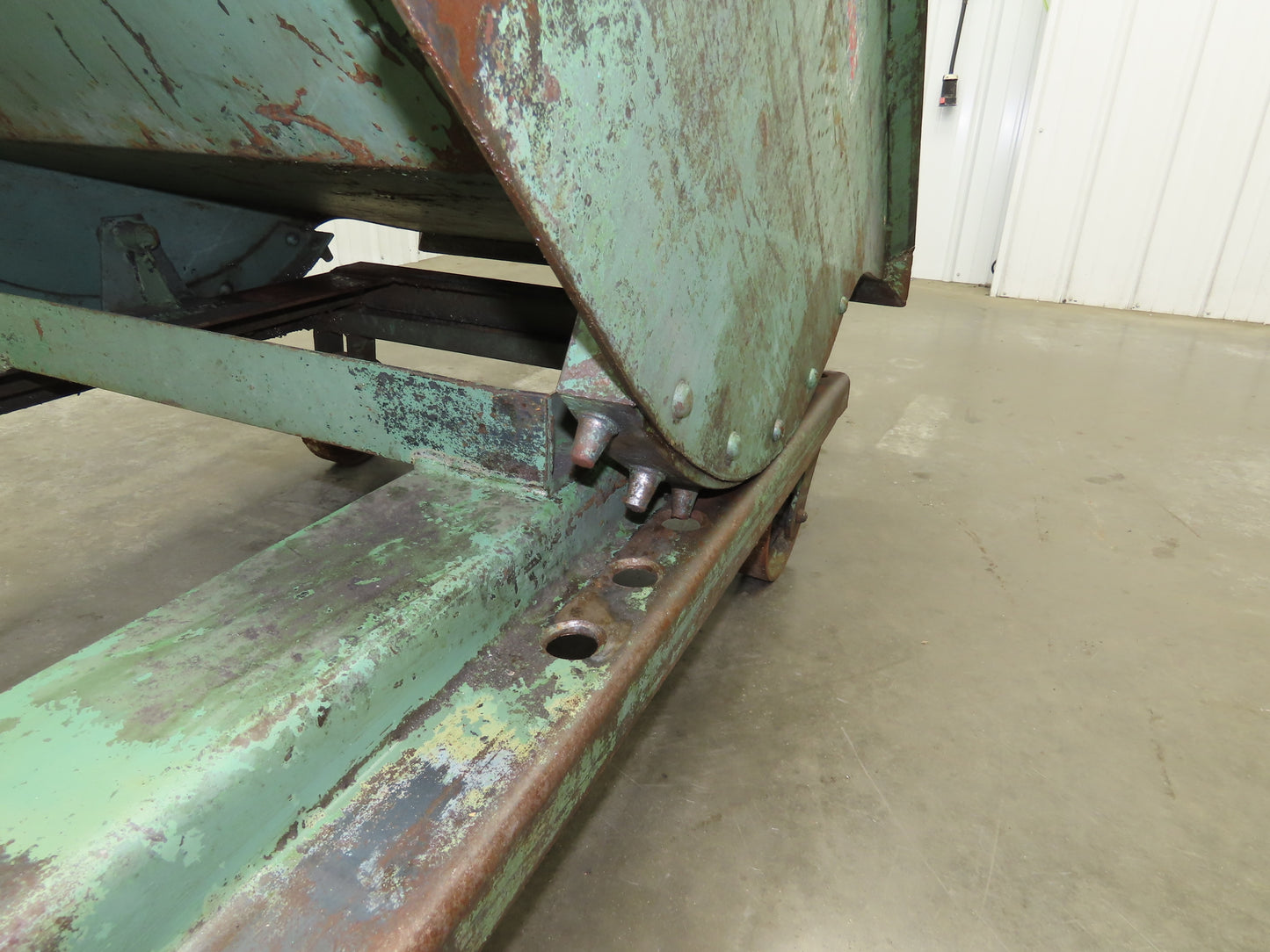 Self Dumping Hopper 1/2 Yd Capacity Heavy Duty Steel Casters 52x38x41"