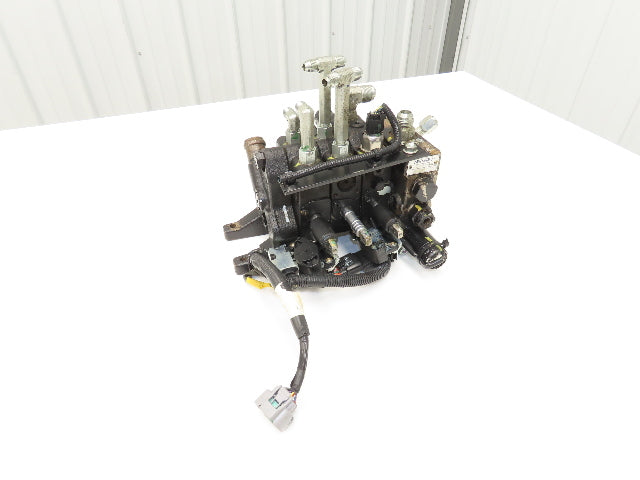 Toyota 67620-U3584-71 Hydraulic 3-Spool Forklift Mast Control Valve From 8FBCU30
