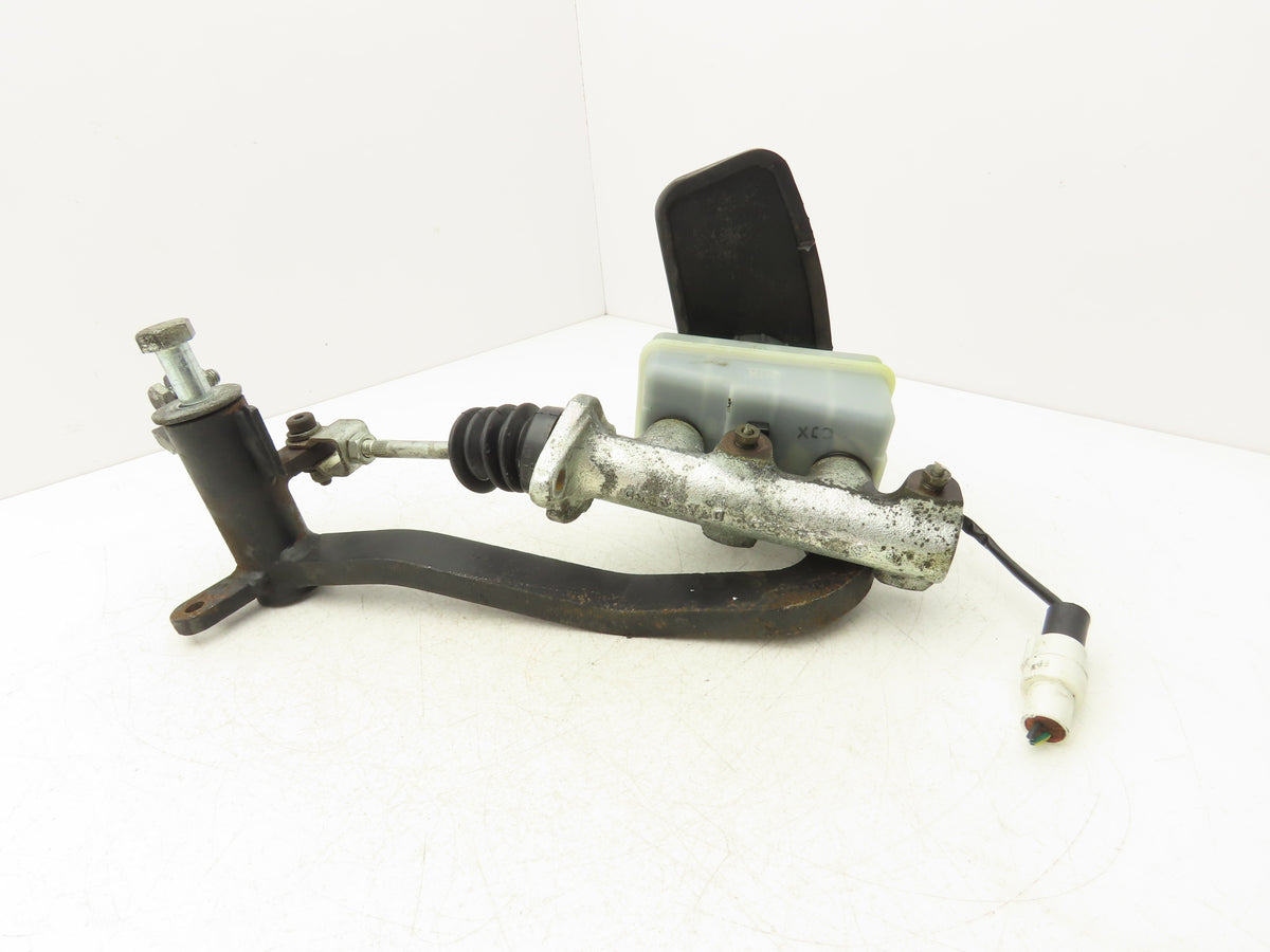 Hyster E60Z-33 Brake Pedal Master Cylinder Assembly