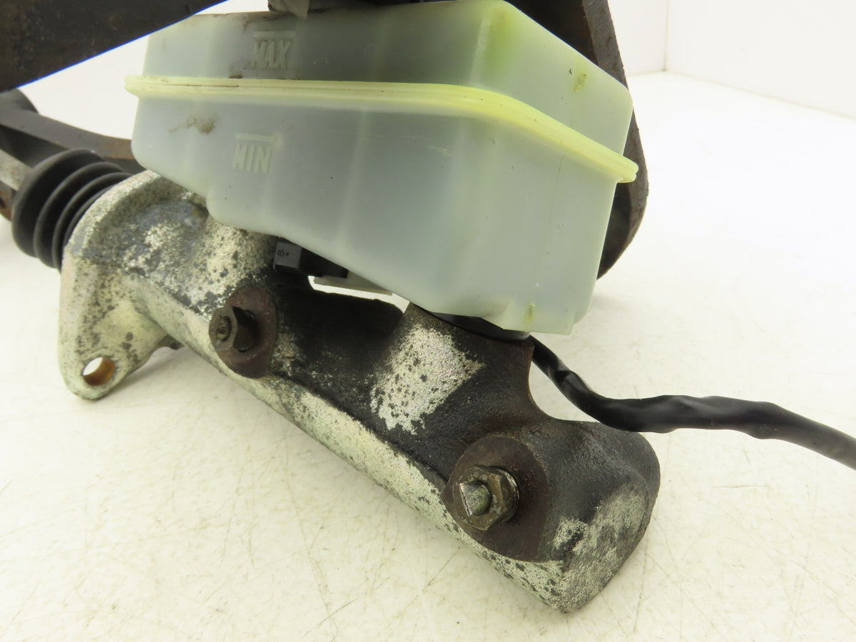 Hyster E60Z-33 Brake Pedal Master Cylinder Assembly