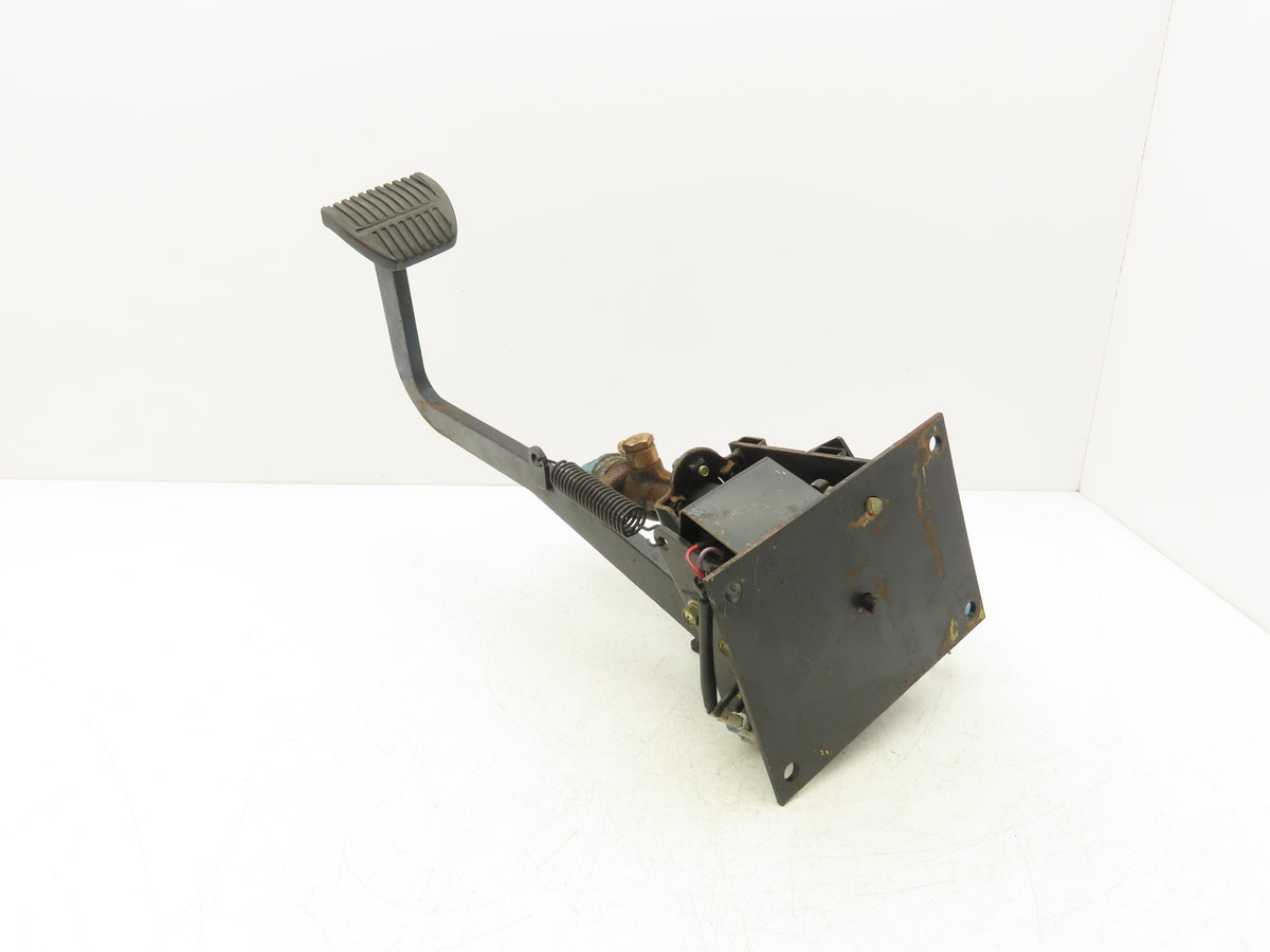 Toyota 5FBC15 Electric Forklift Brake Pedal Master Cylinder Assembly