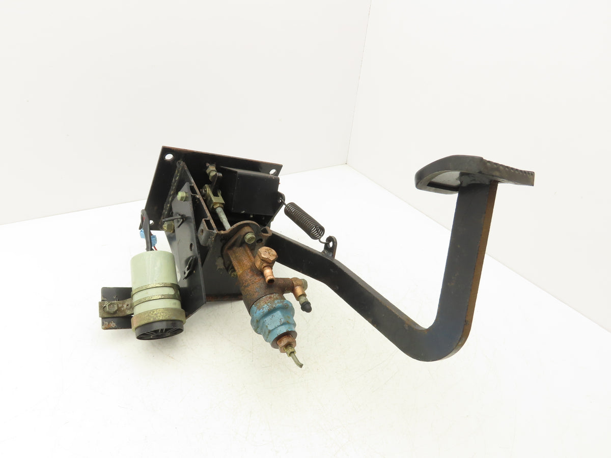 Toyota 5FBC15 Electric Forklift Brake Pedal Master Cylinder Assembly