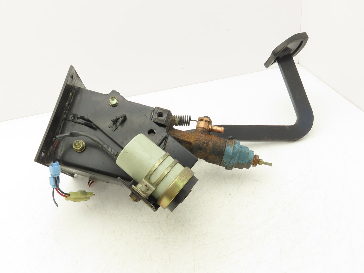 Toyota 5FBC15 Electric Forklift Brake Pedal Master Cylinder Assembly