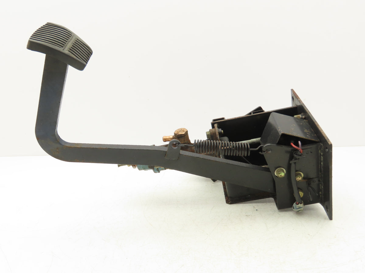 Toyota 5FBC15 Electric Forklift Brake Pedal Master Cylinder Assembly
