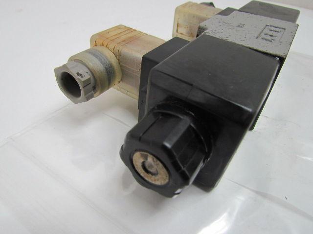 Toyooki Kogyo HD3-3W-BCA-025A-WDA1T5 Double Solenoid Directional Valve 110 VAC