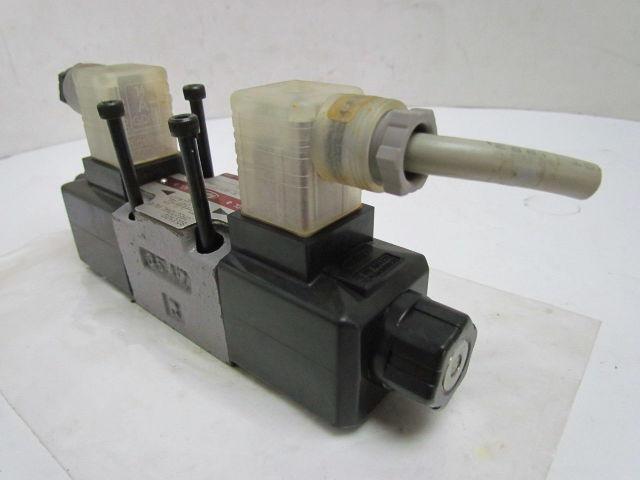 Toyooki Kogyo HD3-3W-BG1A-025A-WDA1T5 Double Solenoid Directional Valve 110V