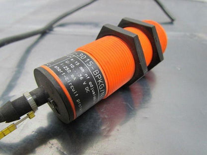 IFM Efector KI5002 KI-3015-BPKG/NI Capacitive Sensor 10-36VDC M30x1.5