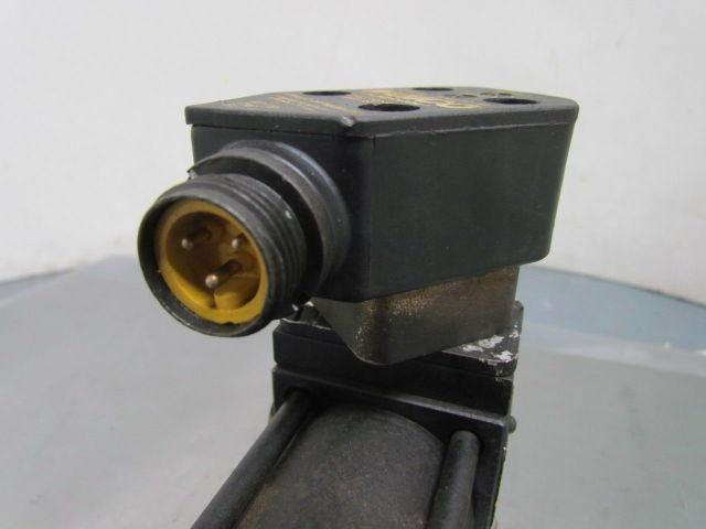 Parker D2AUS14 Pneumatic Air Cylinder 1-1/2" Bore 4" Stroke Trunnion w/sensor