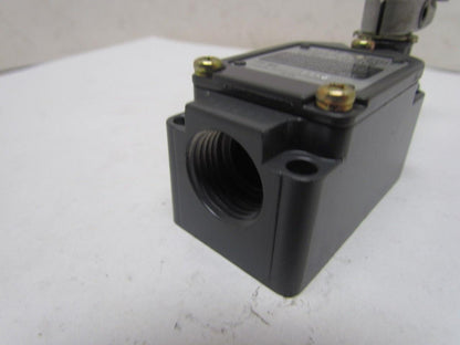Omron Type WL GCA2 Limit Switch w/Roller Lever Arm 10A 125/250/480VAC 2-Circuit