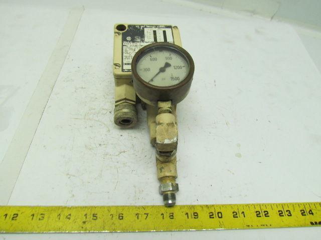 Allen Bradley 836T-T35-J Pressure Control With 1500 PSI Gauge