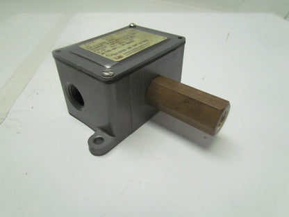 United Electric Controls Type J6 Model 272 Pressure Switch 0-250PSI 250V 1/4"NPT