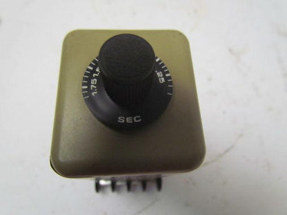 Eagle Signal CG907A3 120V AC/DC Time Delay Relay W/Base 0.25-1.75 Sec