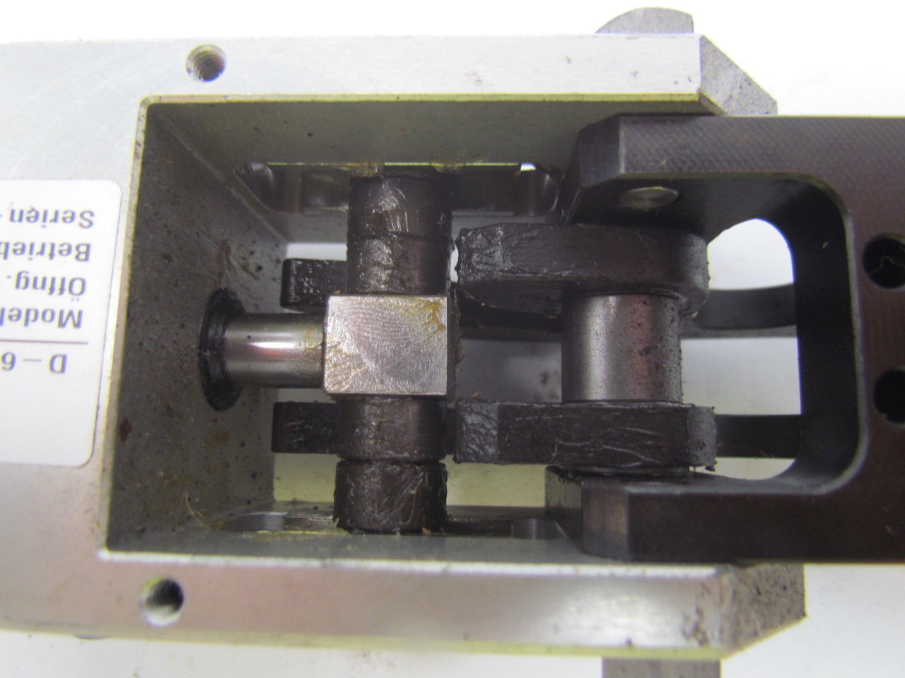 Destaco 84A3-110000000 CAM Type Gripper 333Lbs Grip Force Opening Angle 76 Deg