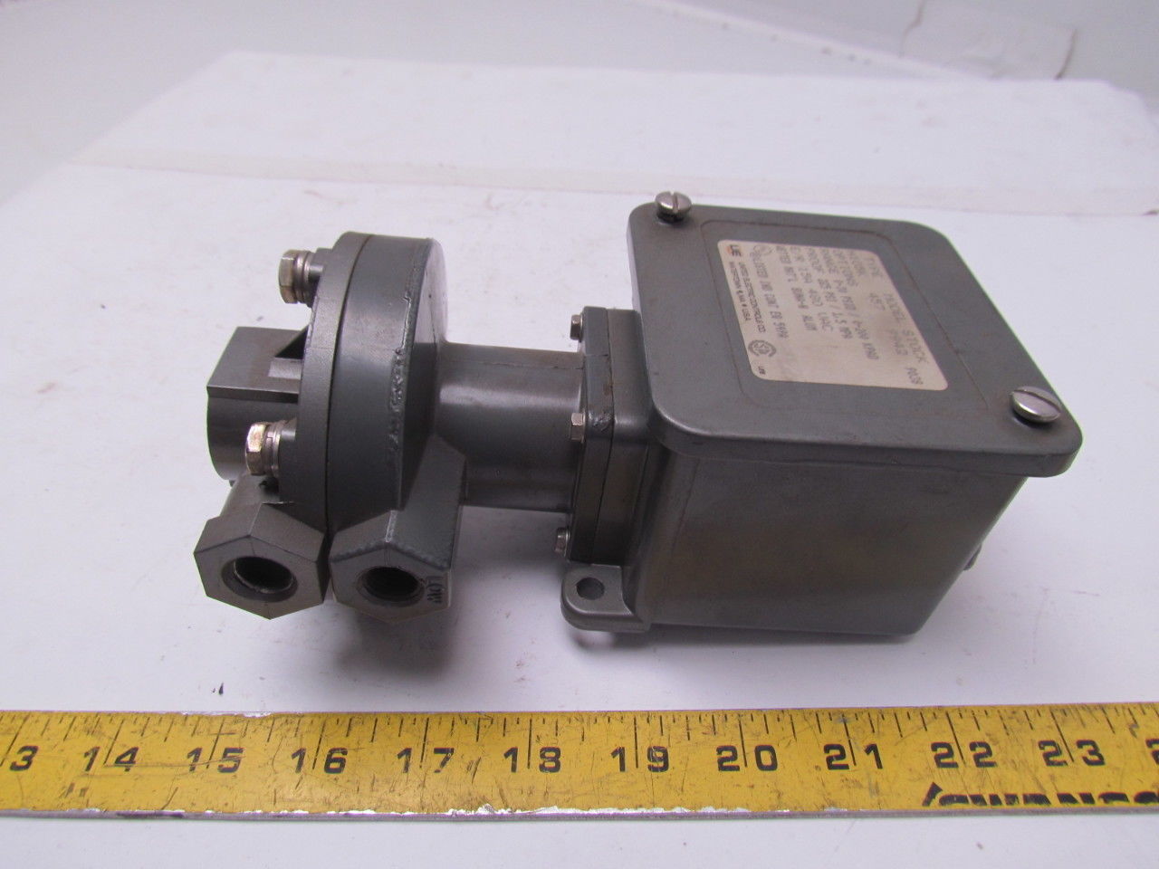 United Electronic Controls H105K-457 Differential Pressure switch 15A 480VAC
