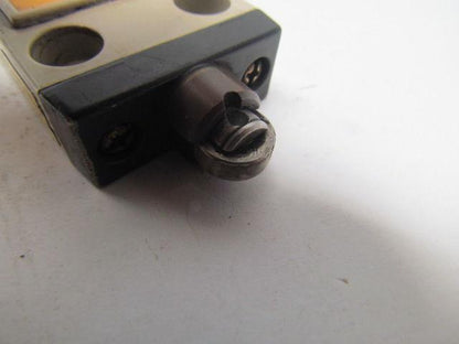 Omron D4C-1302 Enclosed limit switch 5A 250V