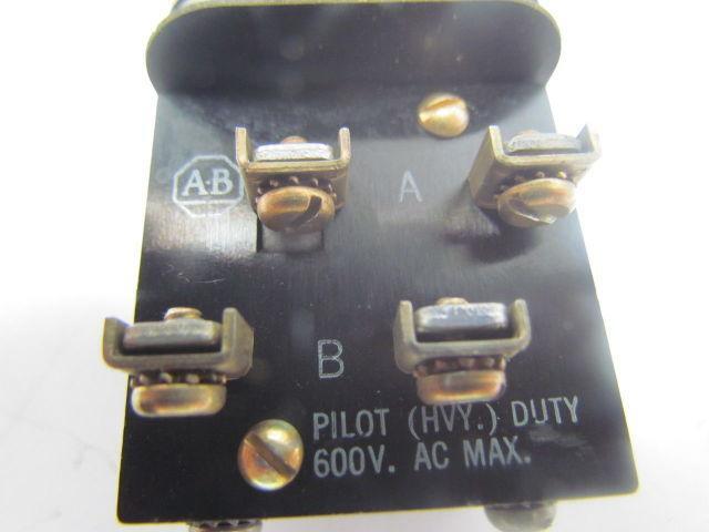 Allen Bradley 800T-KD1 KD1B59 30mm Selector PB Cam w/ 2 Pilot Blocks Green