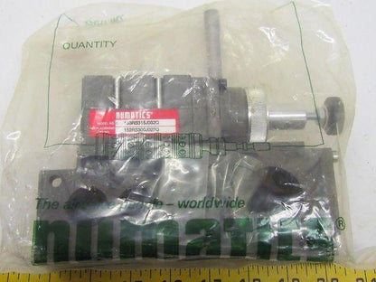 Numatics 153RS315J032Q  Regulator W/Manifold Block Regulator #152RS300J027Q NIB