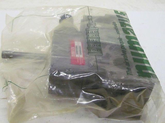 Numatics 153RS315J032Q  Regulator W/Manifold Block Regulator #152RS300J027Q NIB
