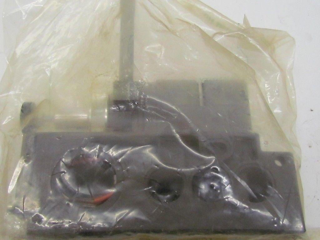 Numatics 153RS315J032Q  Regulator W/Manifold Block Regulator #152RS300J027Q NIB