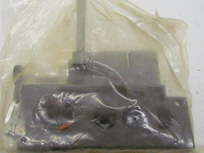 Numatics 153RS315J032Q  Regulator W/Manifold Block Regulator #152RS300J027Q NIB