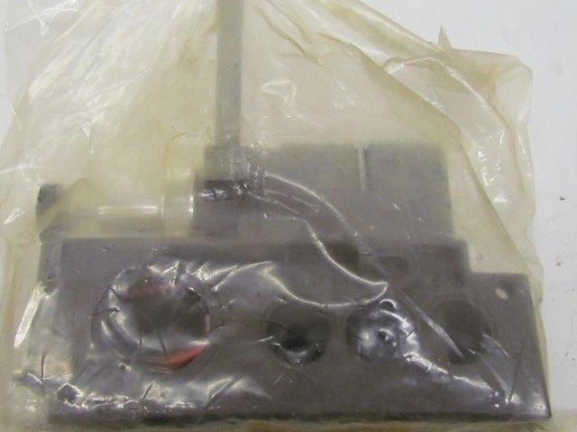 Numatics 153RS315J032Q  Regulator W/Manifold Block Regulator #152RS300J027Q NIB