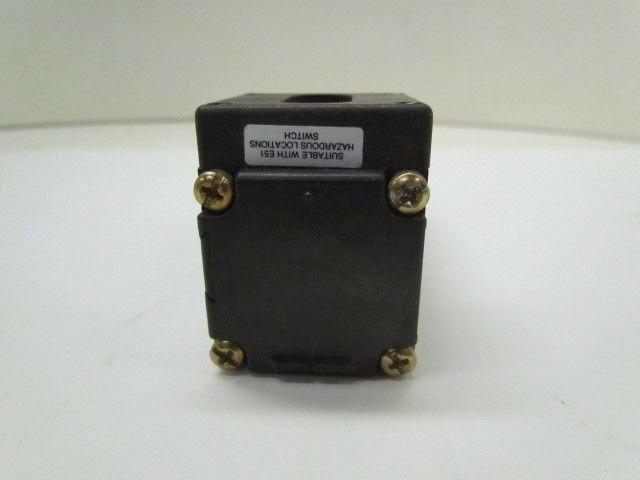 CH Cutler Hammer E51SPL Limit Switch on E51RN Receptacle With E51DF33 Head
