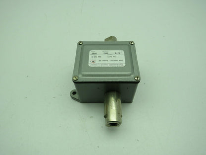 United Electric Controls 7611 Type J21K Pressure Switch  0-25PSI  20A 125/250Vac