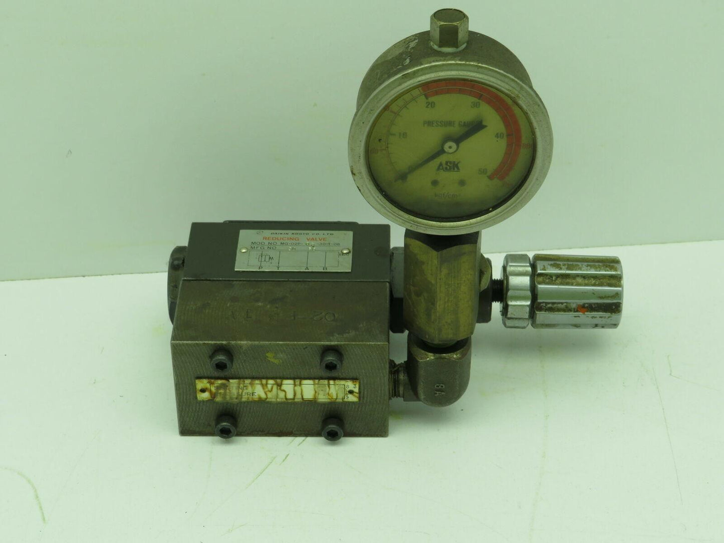 Daikin Kogyo MG-02P-03-30-T-08 Hydraulic Pressure Reducing Valve with Gauge