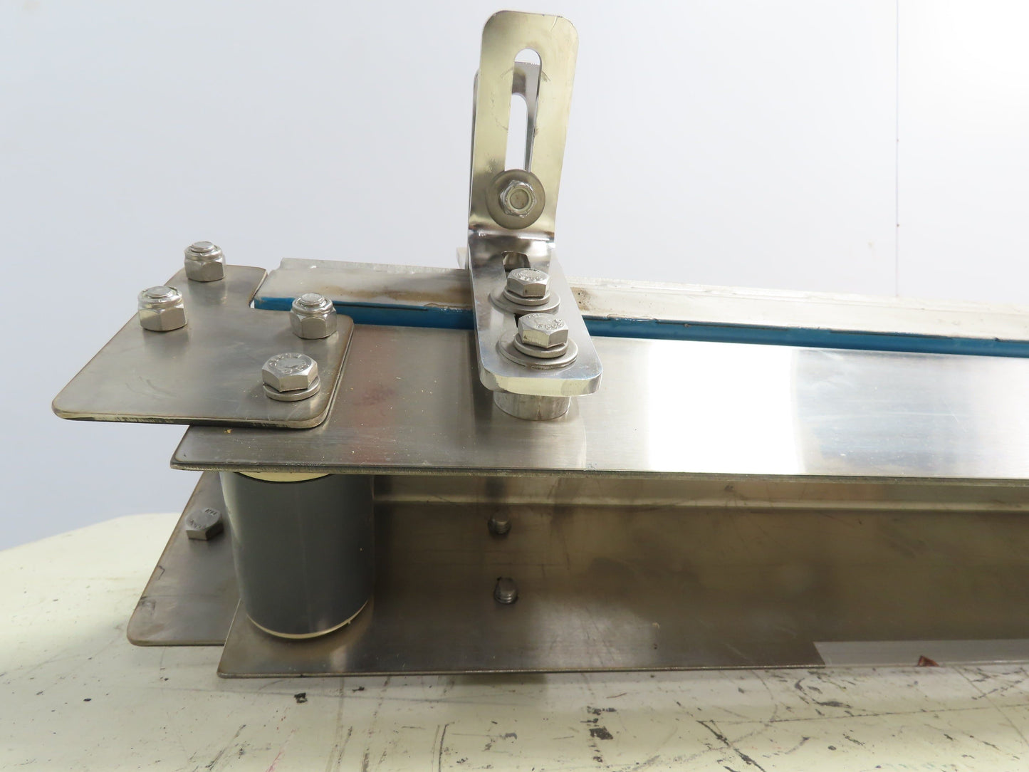 Arrowhead 3.25" Magnetic TableTop Belt Stainless Bottle Conveyor 30" Section