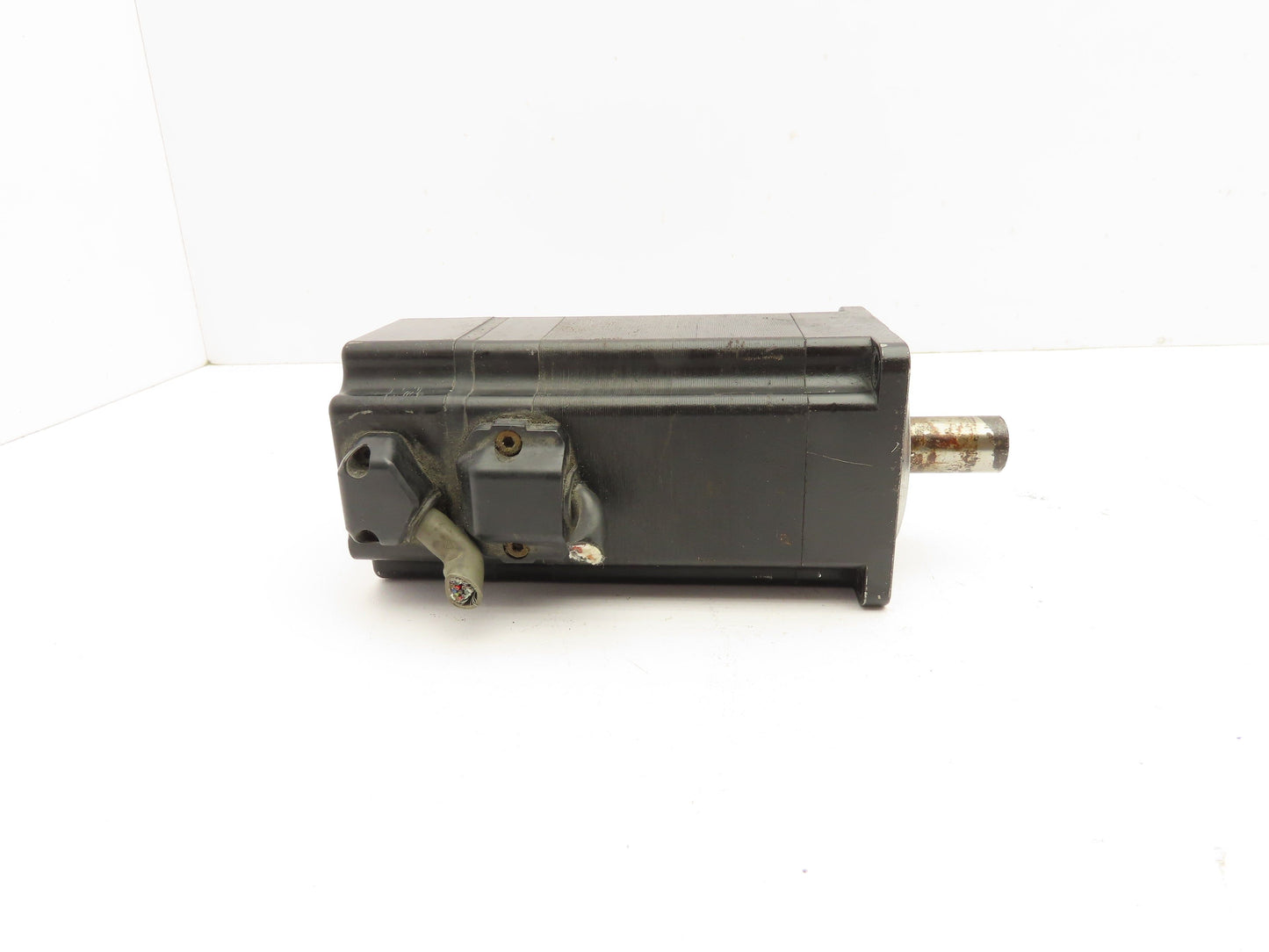 Allen Bradley Y-2012-2-H00AA Servo Motor 230V 4500 RPM 9/16" Shaft