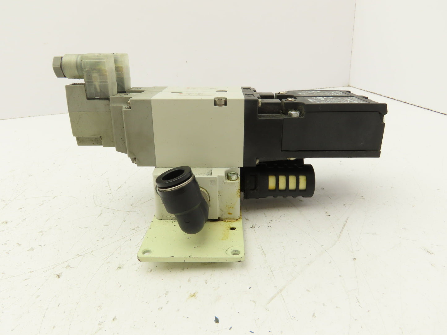 SMC VP544-5DZ1-03-X538 3-Port Pneumatic Solenoid Valve 24VDC