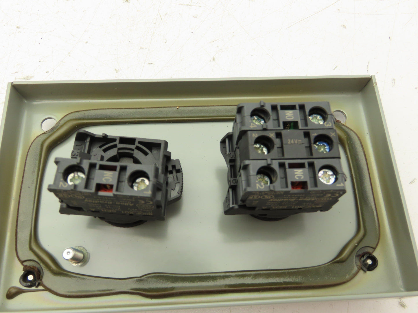 SCE-2PBI Pushbutton Control Station Enclosure Start/Stop 2-Button Box Lot of 2