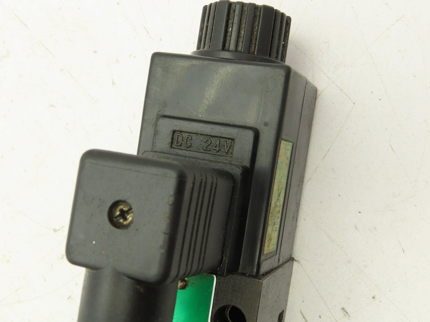 KYB Kayaba DSGS-ACB-02-D24-D-1 Directional Control 4/2 Solenoid Valve 24VDC