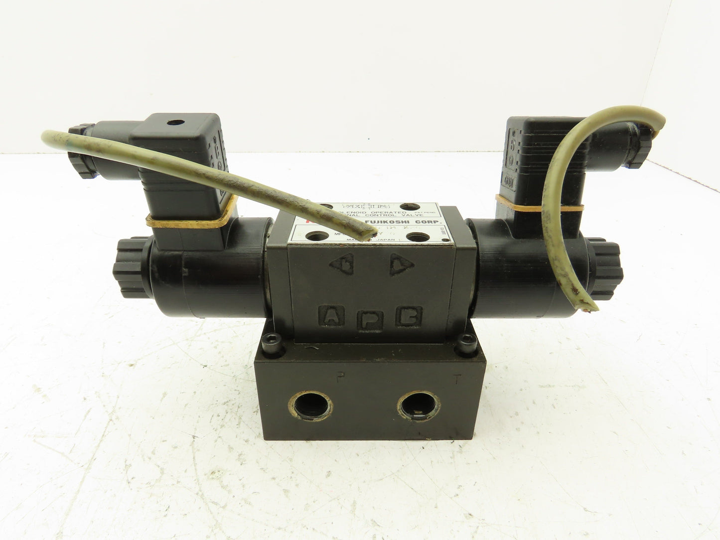 Nachi SA-G01-C5-D2-X20 Directional Control 4/3 Solenoid Valve 24VDC