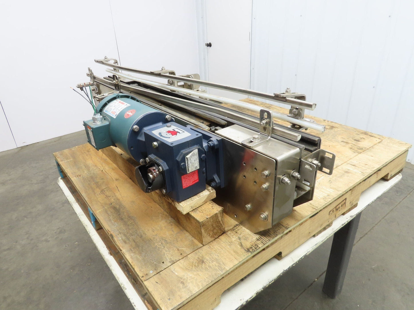 Arrowhead 3.25" Tabletop Stainless Bottle Conveyor 2-Belt Transfer 48" Drive 3PH