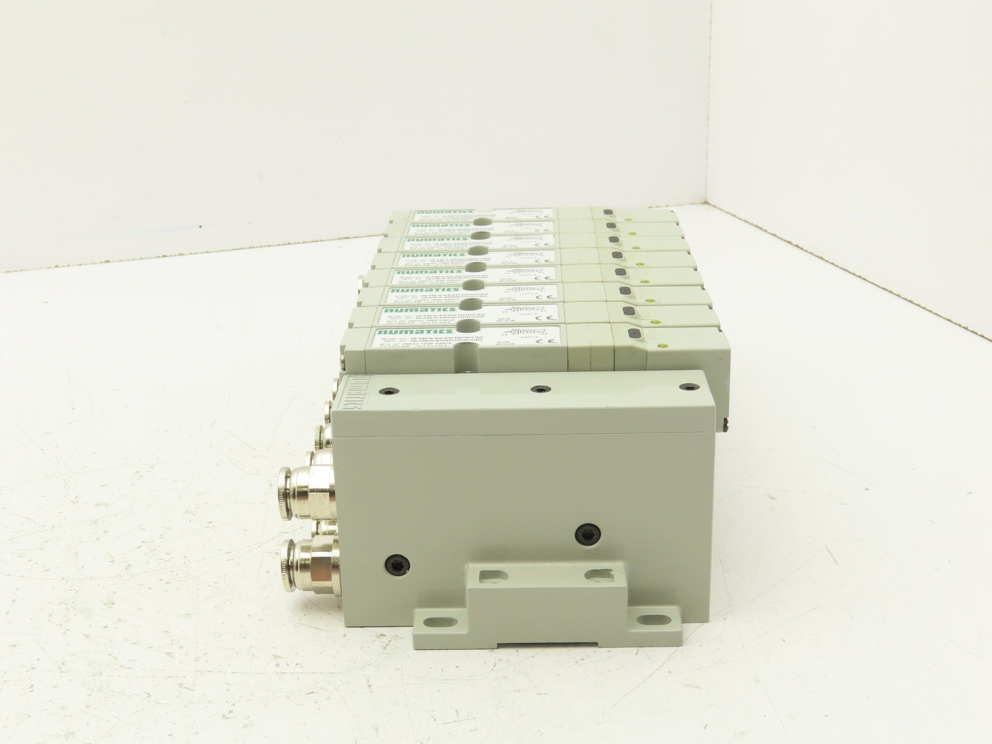 Numatics I63BA4Z2KN00030 120V Pneumatic Solenoid Valve 8-Station Manifold Assy