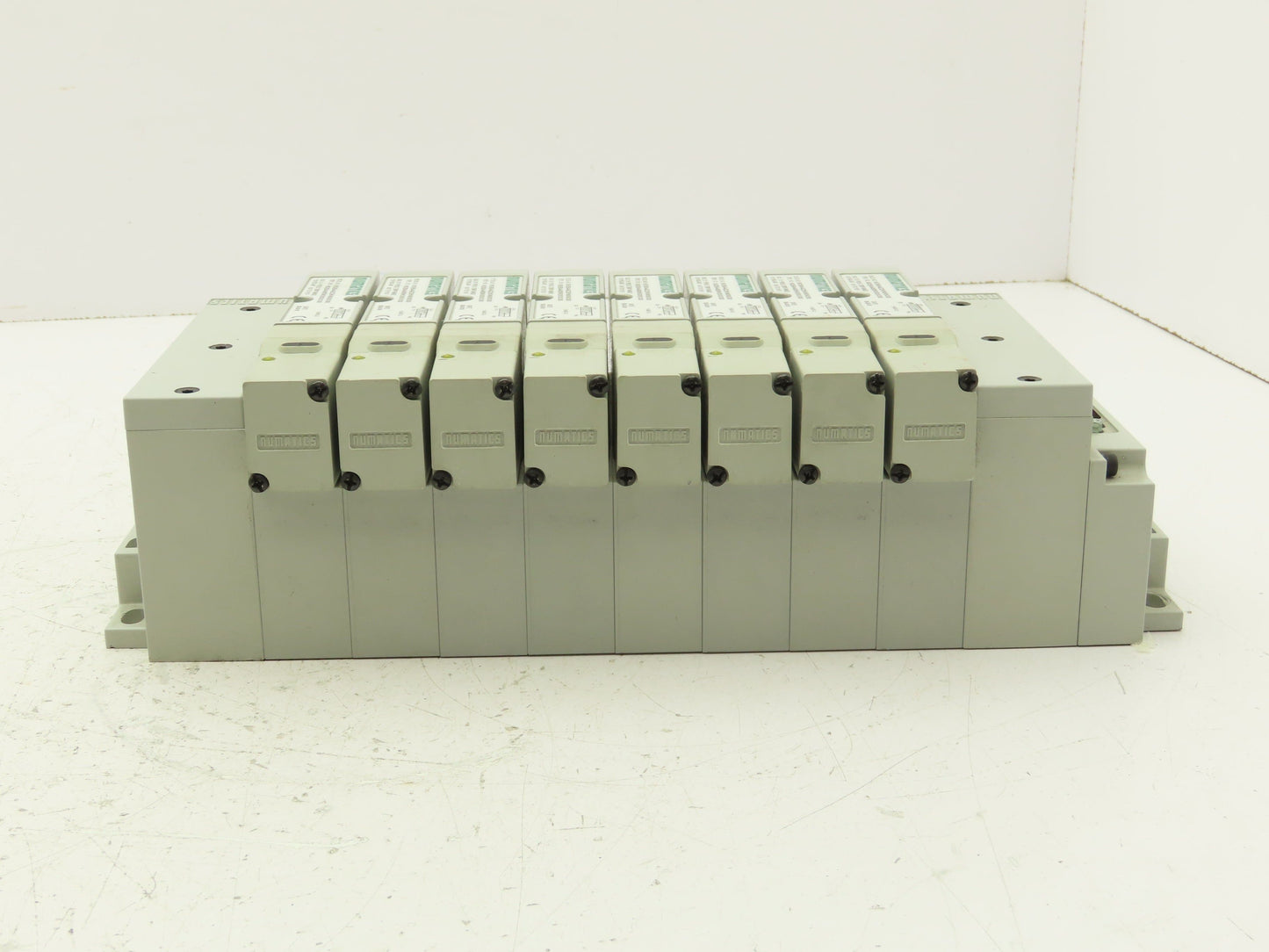 Numatics I63BA4Z2KN00030 120V Pneumatic Solenoid Valve 8-Station Manifold Assy