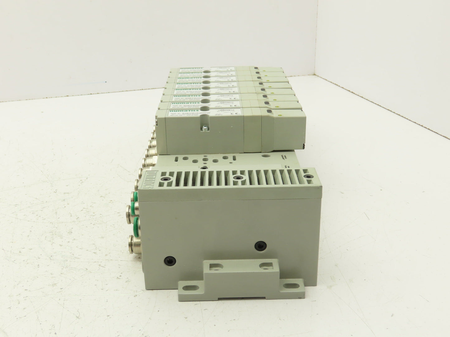 Numatics I63BA4Z1KG00030 120V Pneumatic Solenoid Valve 12-Station Manifold Assy