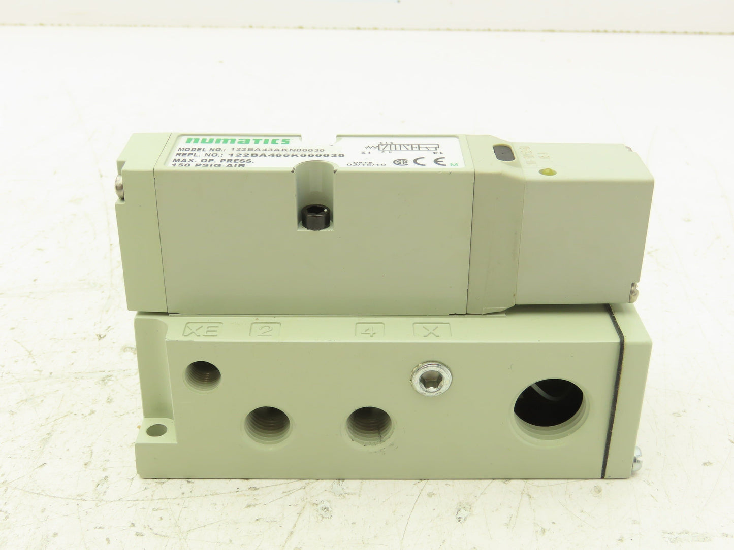 Numatics 122BA43AKN00030 120V Pneumatic Solenoid Valve w/Manifold 1/4" npt