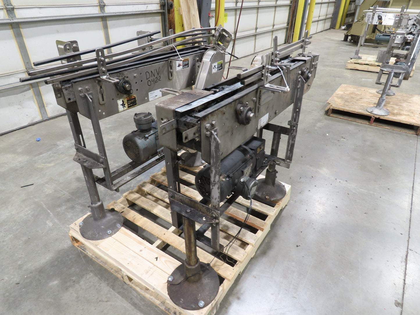 Arrowhead 3.25" Tabletop Stainless Bottle Conveyor 2-Belt Transfer 48" Drive