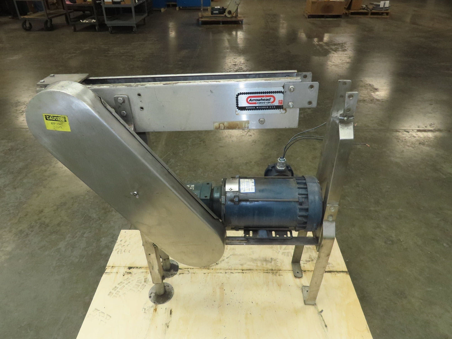 Arrowhead 3.25" Tabletop Belt Stainless Bottle Conveyor 28" Drive 460V