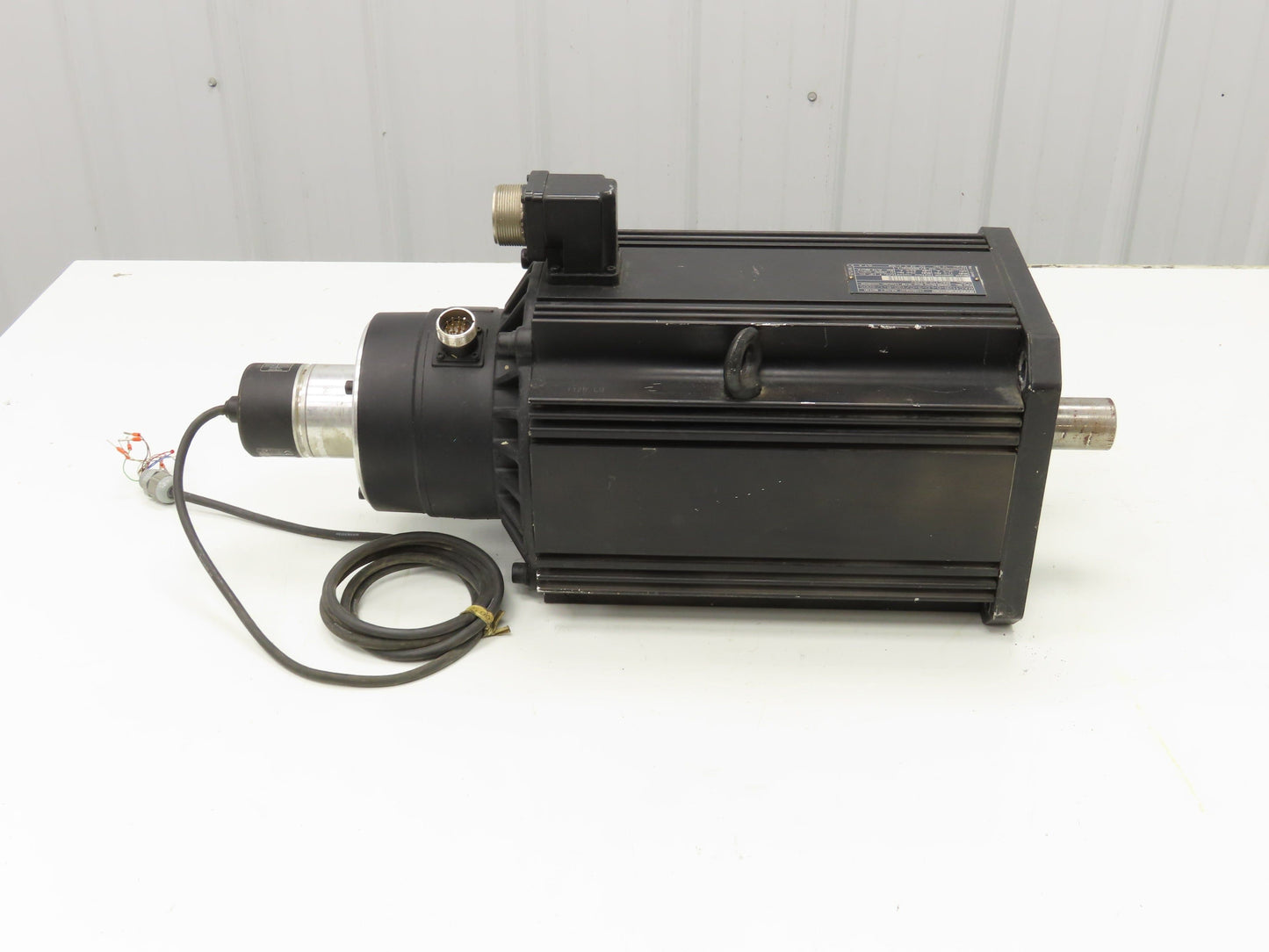 Indramat MAC112B-0-LD-3-C130-B-1/S005 Servo Motor with Encoder RU-1000-105/L2