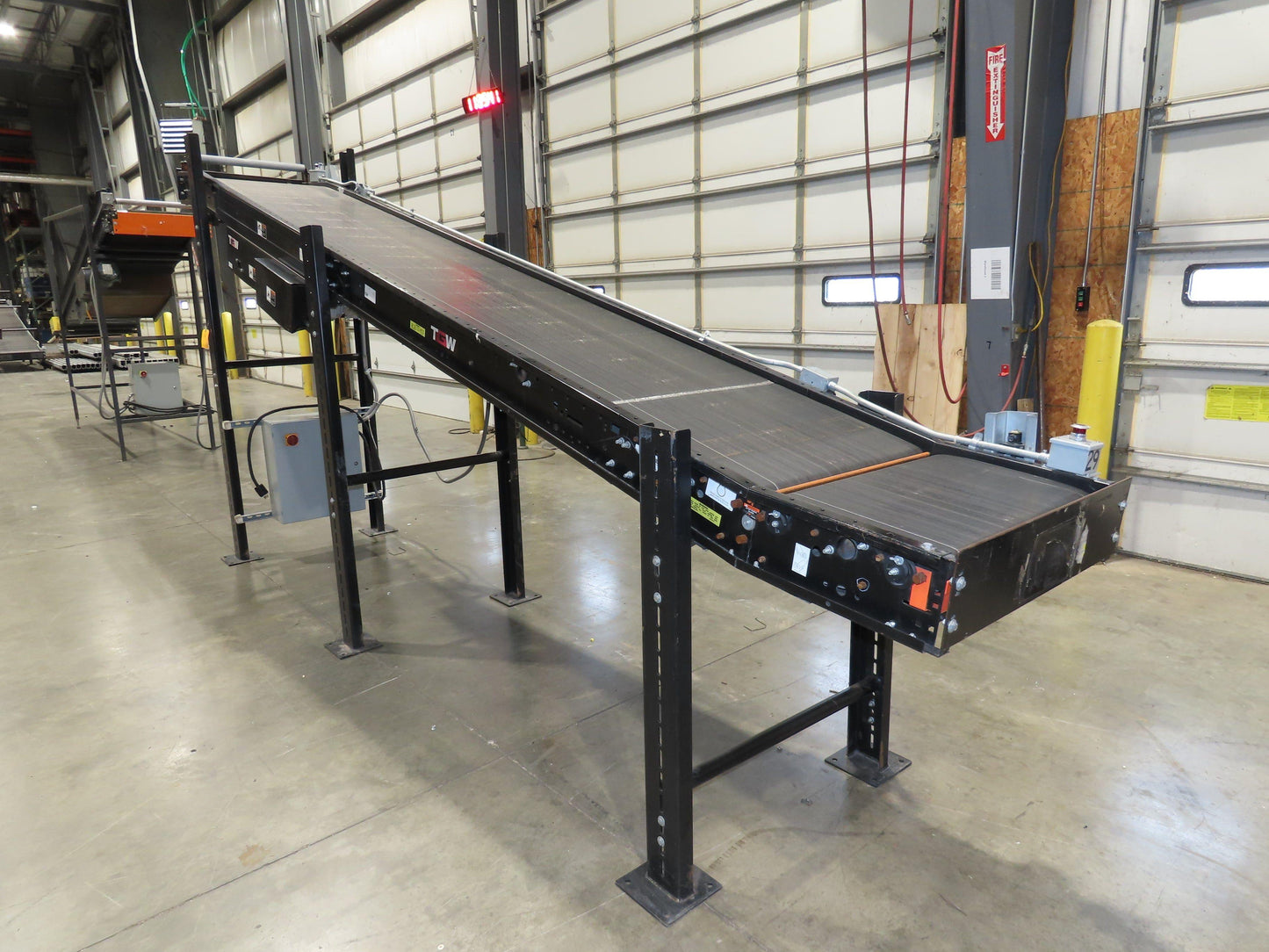 TGW CRUZ Incline Slider Bed 28" Belt Conveyor Variable Speed Drive 460V 17' 8"L