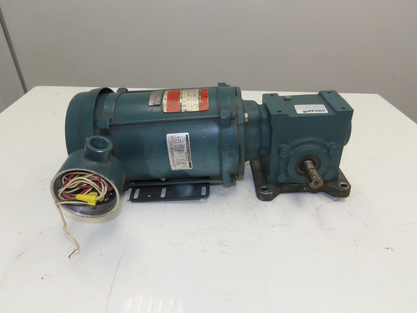 Reliance Dodge Tigear Gearmotor 1Hp 460V 3PH 15:1 Reducer 115 RPM Dual Shaft 56C