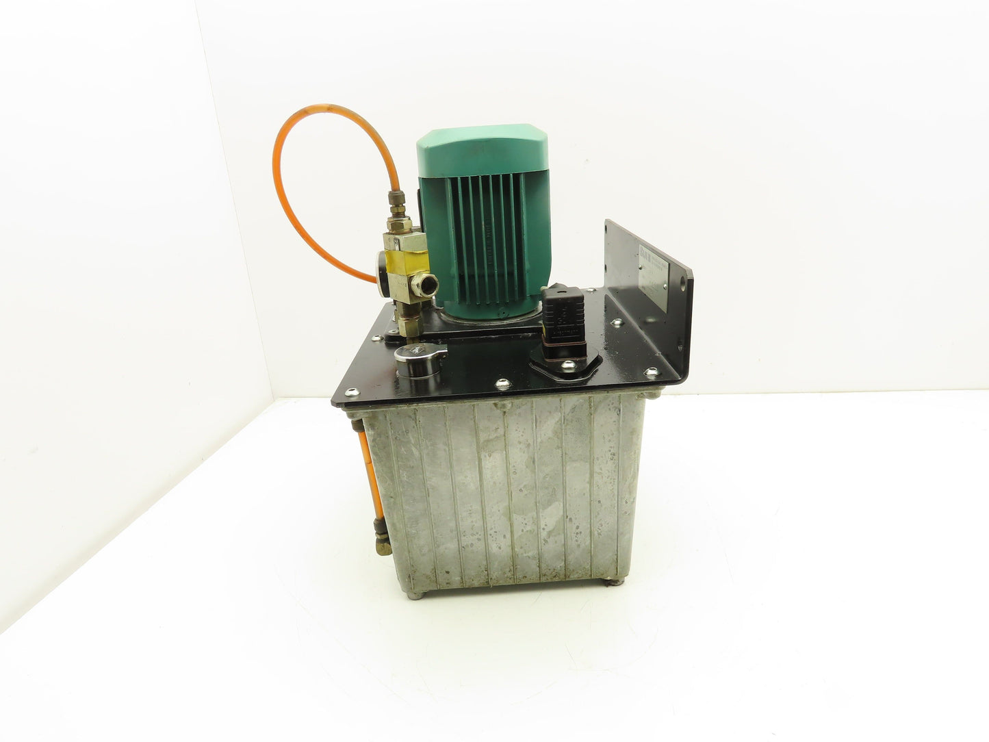 Bijur AP 7109 BHA Oil Lubricator Pump Machine Oiler 4L 0.9KW 230/240V Motor .75A