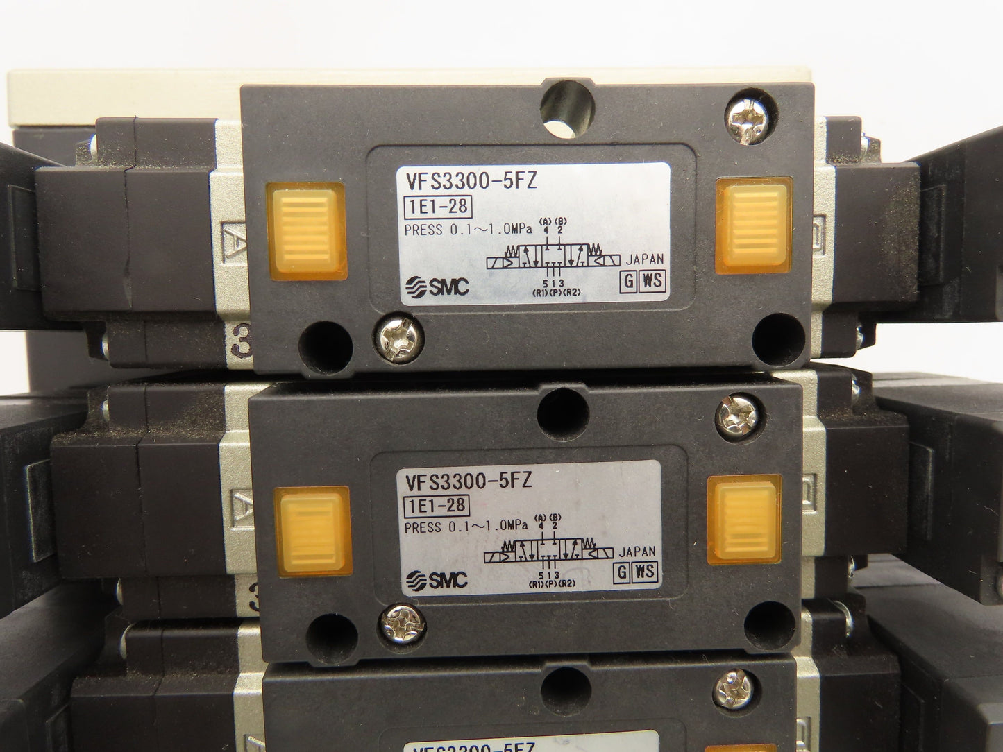 SMC VFS3300-5FZ Pneumatic 5-Station Manifold 5/3 Solenoid Valves 24VDC 3/8" NPT