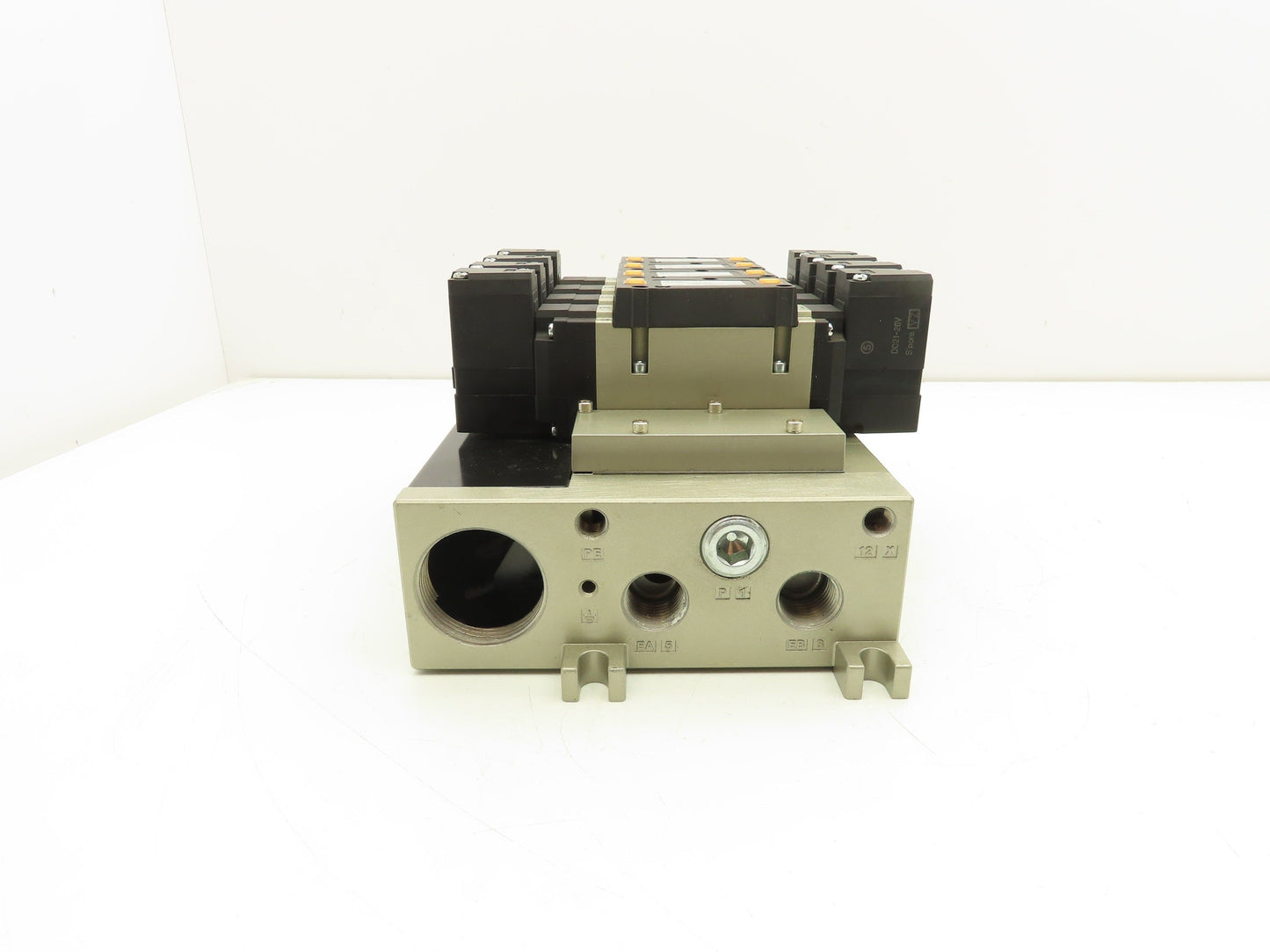 SMC VFS3300-5FZ Pneumatic 5-Station Manifold 5/3 Solenoid Valves 24VDC 3/8" NPT